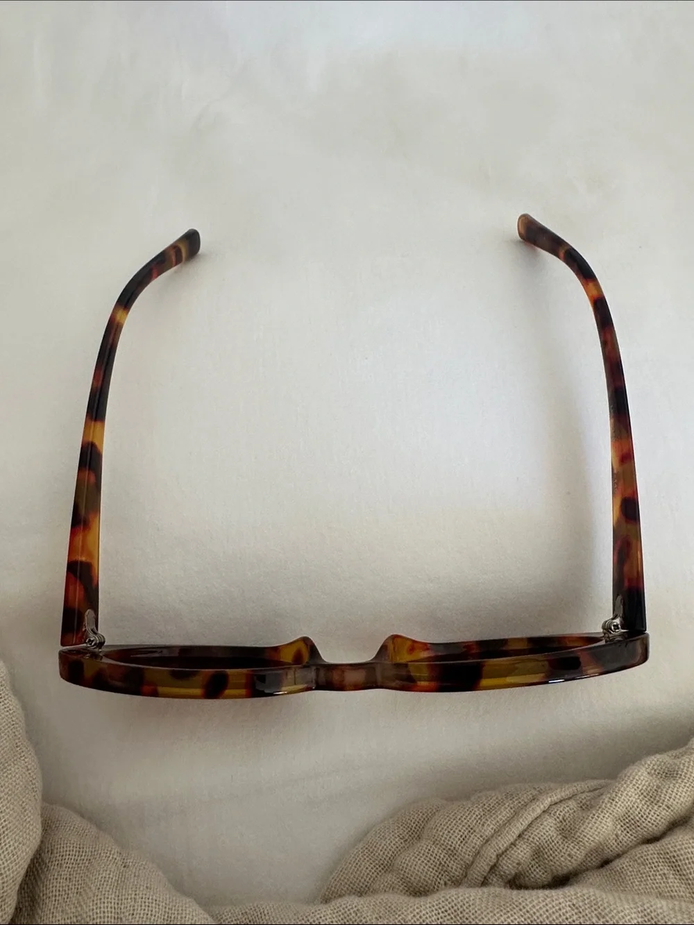 Chic Tortoise Shell Sunglasses with Protective Case